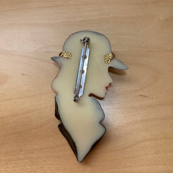 Vintage Pin Brooch Woman Profile with Beige Hat Red Tie Rhinestones - Picture 2 of 6